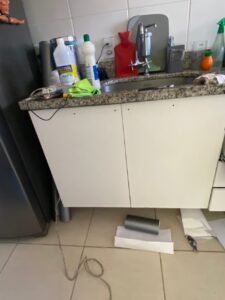 envelopamento adesivagem armario de cozinha antes 2