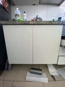 envelopamento adesivagem armario de cozinha antes