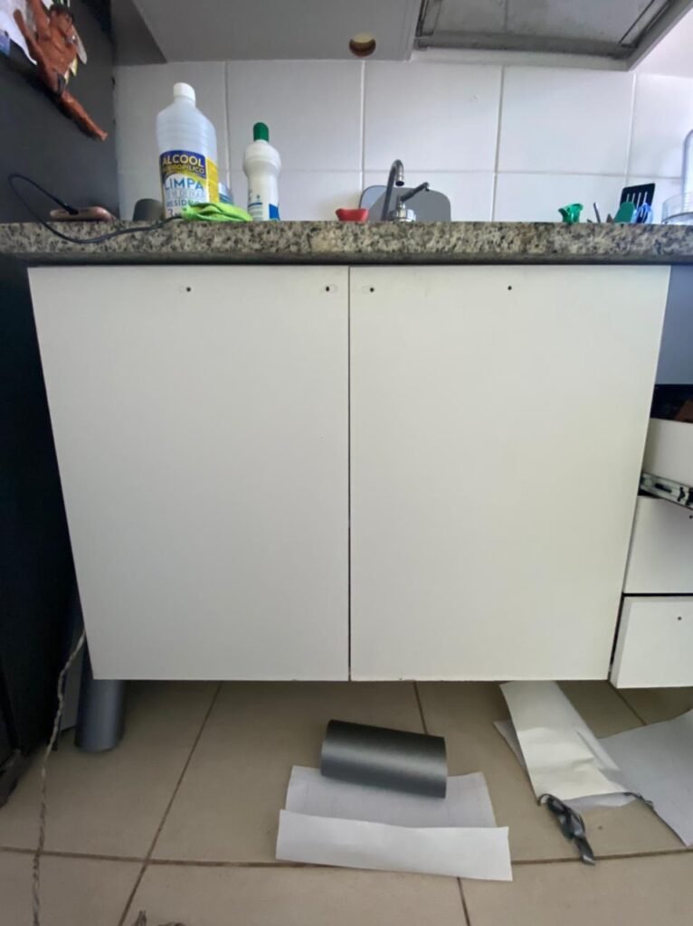 Envelopamento de armário de cozinha 4 envelopamento adesivagem armario de cozinha antes