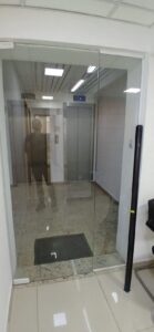 insulfilm escuro em portaria de vidro antes