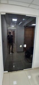 insulfilm escuro em portaria de vidro depois