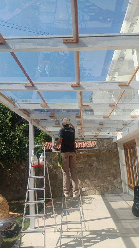Película para teto de vidro: como reduzimos o calor em uma área de lazer e devolvemos conforto ao ambiente 4 teto de vidro pergolado pelicula controle solar protecao uv 2