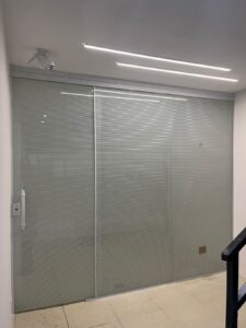 pelicula persiana mini blind porta de escritorio 2