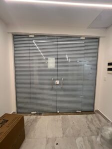 pelicula persiana mini blind porta de escritorio